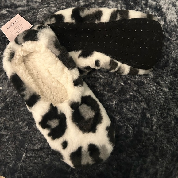 Auden Faux Fur Slipper Socks  Gripper Bottoms. Size M/L  8-10  Women's Cow Print - Picture 2 of 3